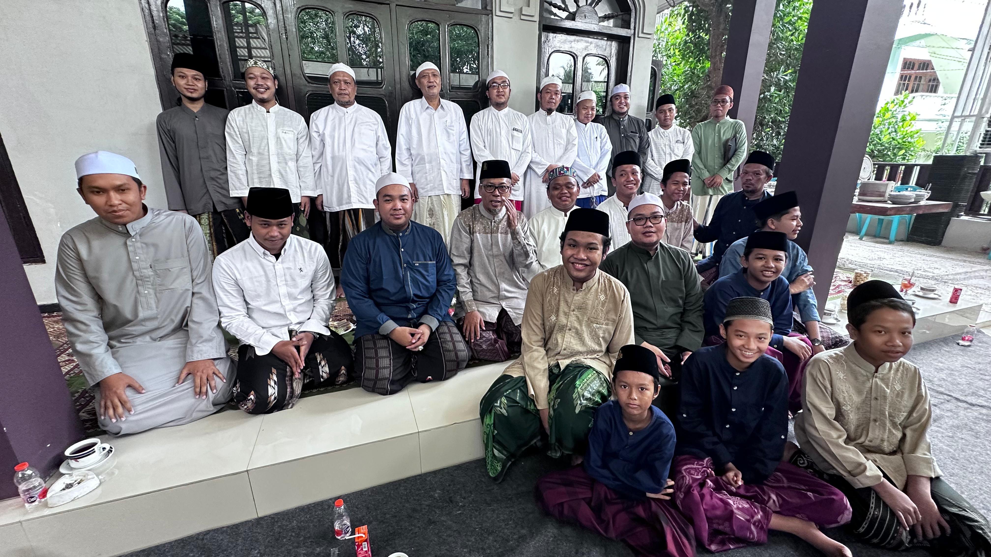 PERKUAT SILATURAHMI: Beberapa keturunan RKH Itsbat bin Ishaq berfoto bersama dalam satu kesempatan.