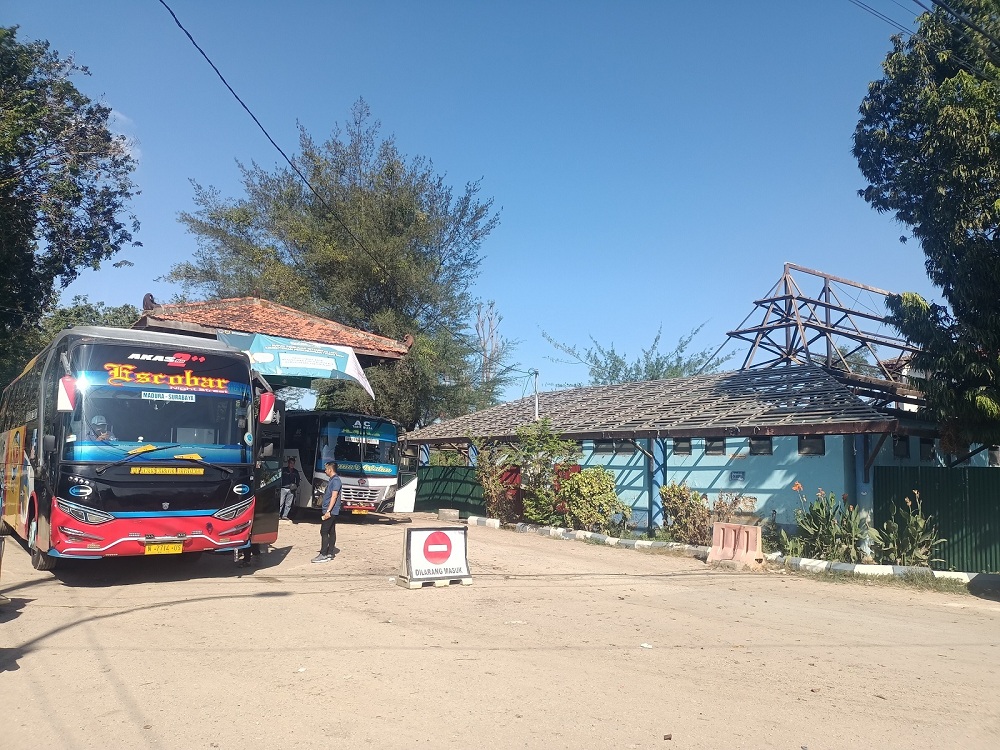DISOAL: Bus hendak keluar dari terminal Arya Wiraraja Sumenep, senin (8/7). (MOH. IQBAL/JPRM)