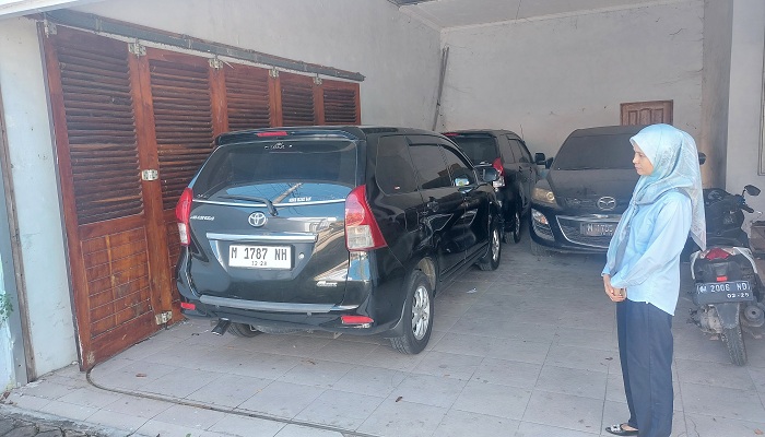 MASUK LELANG: Pegawai PT GSM menunjukkan satu unit mobil Avanza yang dilelang di parkiran kantornya Senin (8/7). (JUNAIDI PONDIYANTO/JPRM)