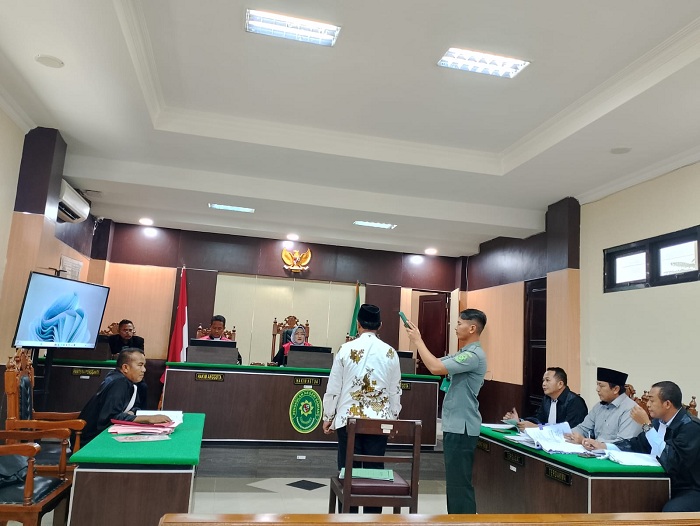 BERI KETERANGAN: Kadis DPMD Sampang Chalilurrachman menjadi saksi di persidangan PN Sampang, Selasa (9/7). (UBAIDILLAHIR RA&rsquo;IE/JPRM)