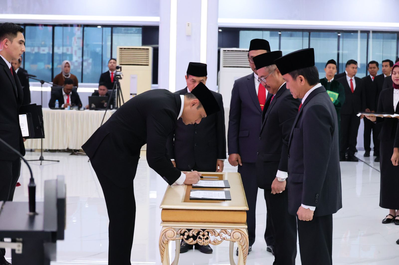 LANCAR: Menteri ATR/BPN, AHY menandatangani SK pejabat yang baru dilantik secara simbolis, Selasa (9/7).