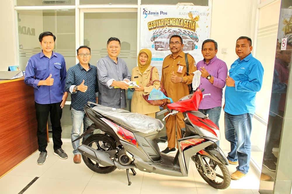 SEMARAK: Direktur JPRM Abdul Aziz menyerahkan hadiah Gebyar Pembaca Setia berupa sepeda motor kepada Sriyatun disaksikan Korwil Pendidikan Sepulu M. Fuad Lukman, Pemred, dan jajaran lainnya kemarin.