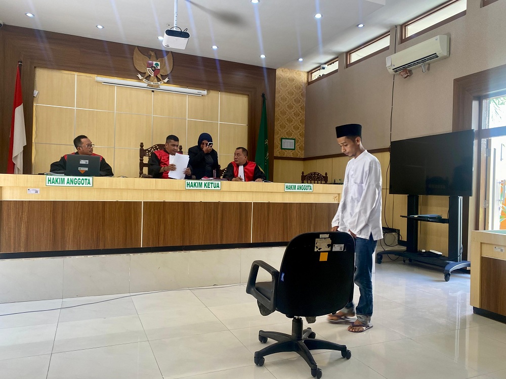 DIADILI: Terdakwa Angga Lukman Hakim mengikuti sidang putusan kasus penipuan di PN Pamekasan, Selasa (9/7). (MOH. IQBAL AFGANI/JPRM)