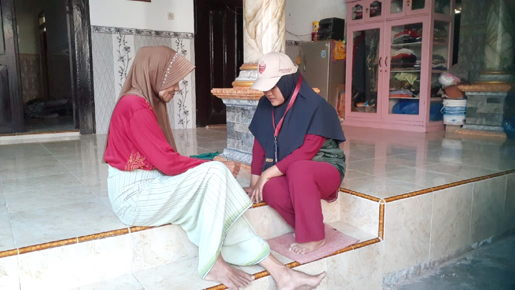PENDATAAN: Petugas pantarlih melakukan coklit ke rumah warga Desa Pasongsongan, Jumat (5/7). (PPS DESA PASONGSONGAN UNTUK JPRM)