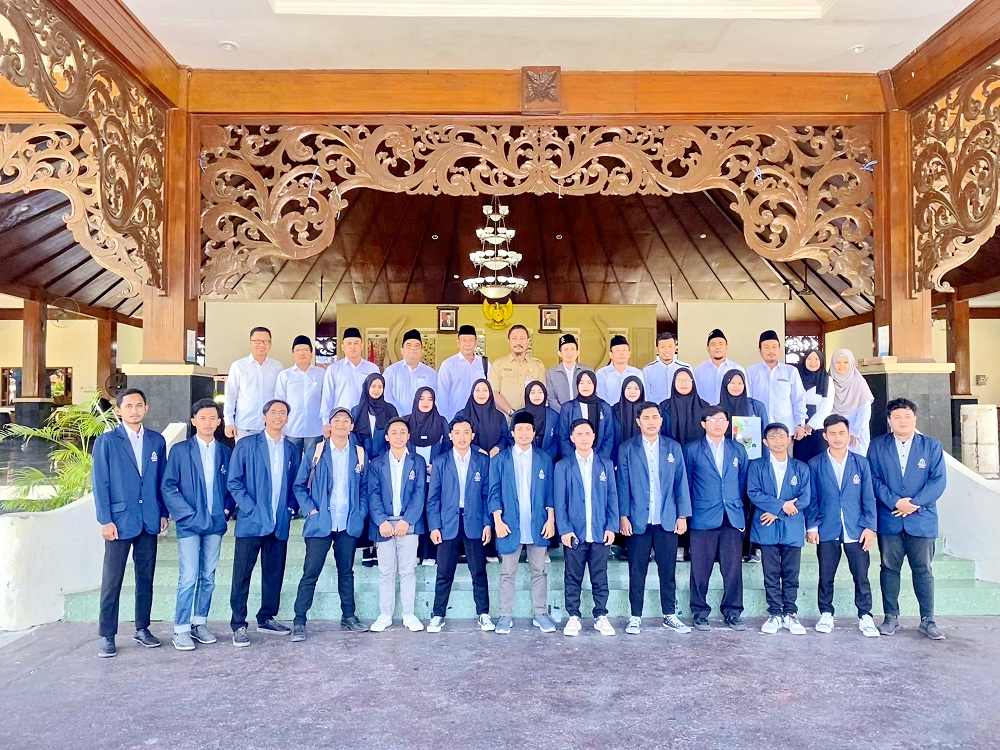 SIAP MENGABDI: Staf Ahli Bupati Pamekasan Bidang Kemasyarakatan dan SDM Mohammad Alwi (tengah) dan sivitas akademika IAIN Madura berfoto dengan mahasiswa KKN di Mandhapa Agung Ronggosukowati.