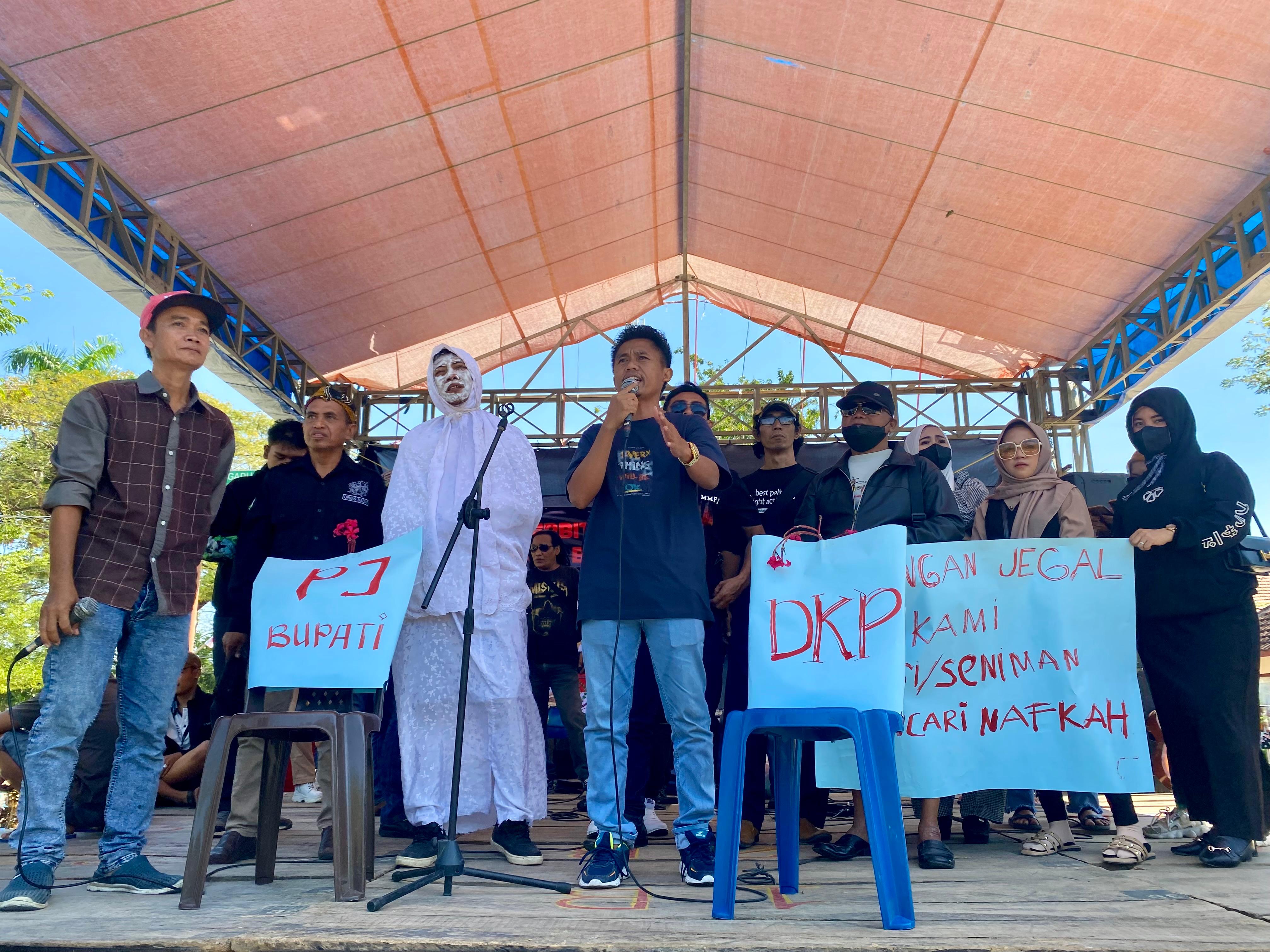 TERIK: Puluhan musisi menggelar aksi di depan kantor bupati Pamekasan, Senin (8/7). (MOH. IQBAL AFGANI/JPRM)