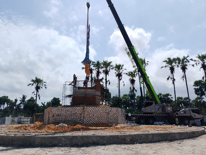 IKONIK: Tugu keris raksasa di Desa Sendang, Kecamatan Pragaan, yang dalam proses pemasangan, Minggu (7/7). (MOH. JUNAIDI/JPRM)