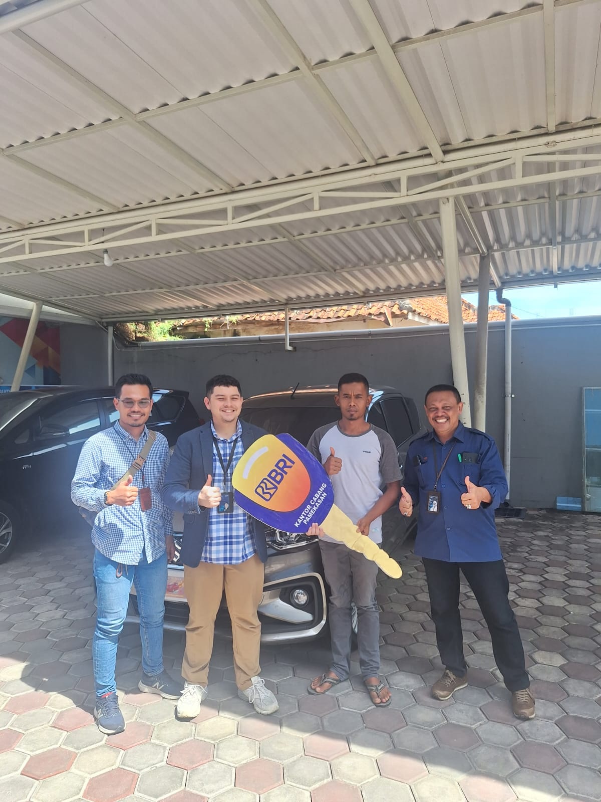 SENANG: Branch Manager Office BRI Pamekasan Octarez Abi Ibrahim memberikan replika kunci mobil kepada pemenang undian Panen Hadiah Simpedes di kantor BRI Cabang Pamekasan. (NADYA UNTUK JPRM)