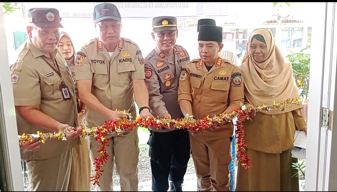 INOVASI KB CEGAH STUNTING: Kepala Dinas KBP3A Bangkalan Sudiyo (dua dari kiri) didampingi Kabag Organisasi Setkab Rasuli dan Muspika Kwanyar saat pemotongan pita peluncuran Seni Canting Selasa (9/7).