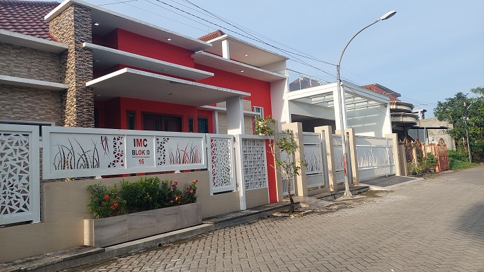 DIGELEDAH: Rumah anggota DPRD Jawa Timur Mahfud di Perumahan Istana Megah Cemerlang, Jalan Halim Perdanakusuma, Bangkalan, tampak sepi Rabu (10/7). (ZEINAL ABIDIN/JPRM)