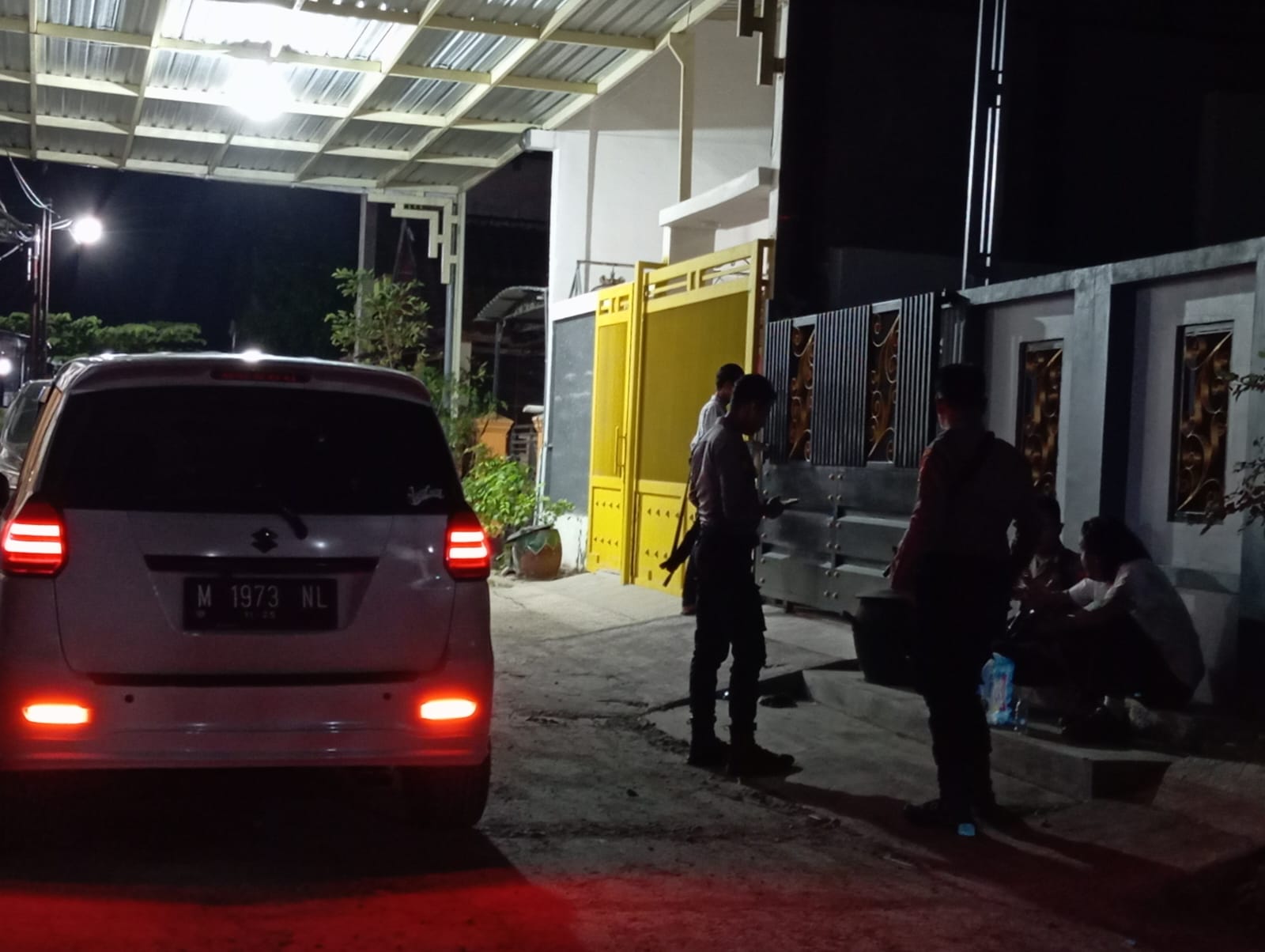 DIJAGA: Sejumlah anggota Polisi pengawal tim KPK berada di depan rumah Ahmad Heriyadi di perumahan Barisan, Kelurahan Gunung Sekar, Sampang, Rabu (10/7) malam.
