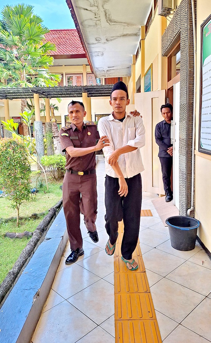 TERIMA VONIS: Jumairi digiring petugas menuju ruang tahanan PN Pamekasan Rabu (10/7). (MOH. IQBAL AFGANI/JPRM)