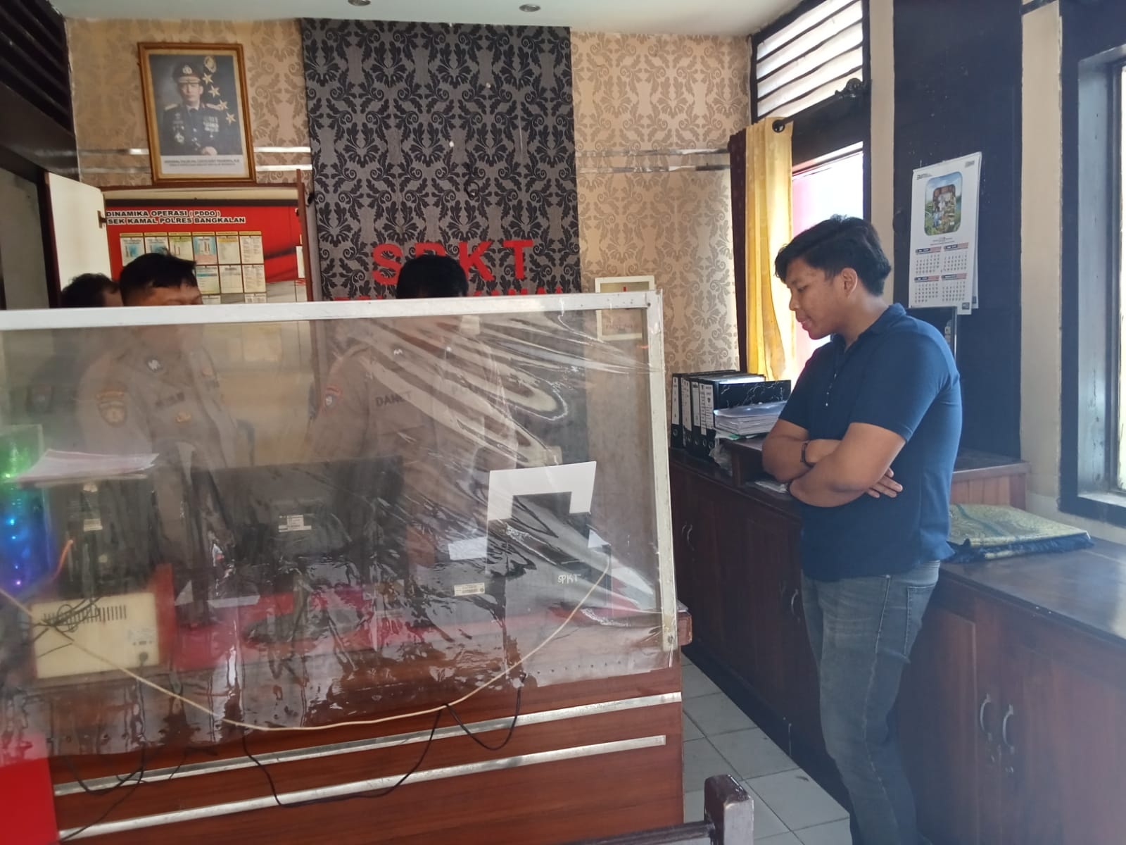 PR BARU BAGI POLISI: Korban curanmor Khoirul Rahman melapor ke Polsek Kamal, Rabu (10/7). (AHZAMZAM ERENDY/JPRM)