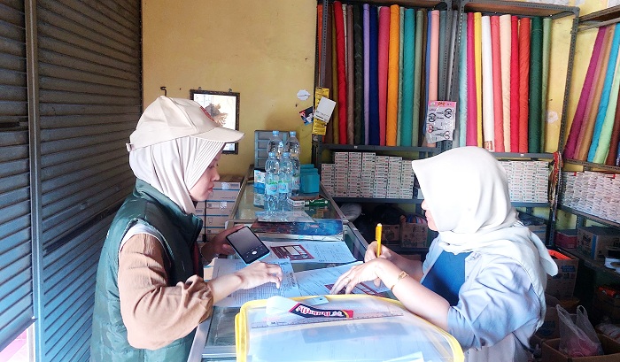 PENYELENGGARA PILKADA: Pantarlih Kelurahan Dalpenang, Kecamatan Sampang, melakukan coklit kepada warga, Selasa (25/6). (JUNAIDI PONDIYANTO/JPRM)