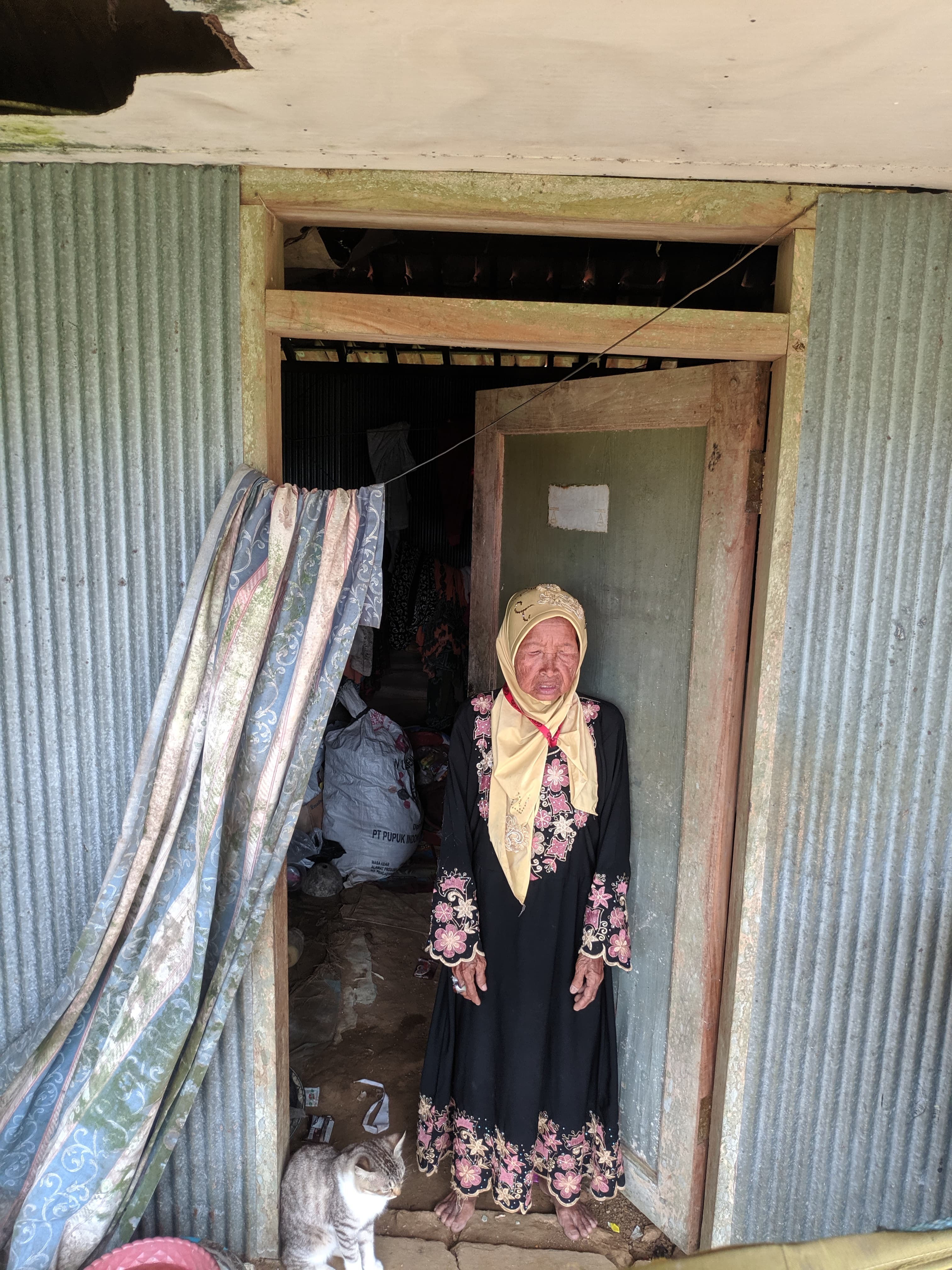 TIDAK MAMPU: Seorang lansia tidak masuk program PKH di Desa Lergunong, Kecamatan Klampis, Minggu (2/6). (AYU LATIFAH/JPRM)