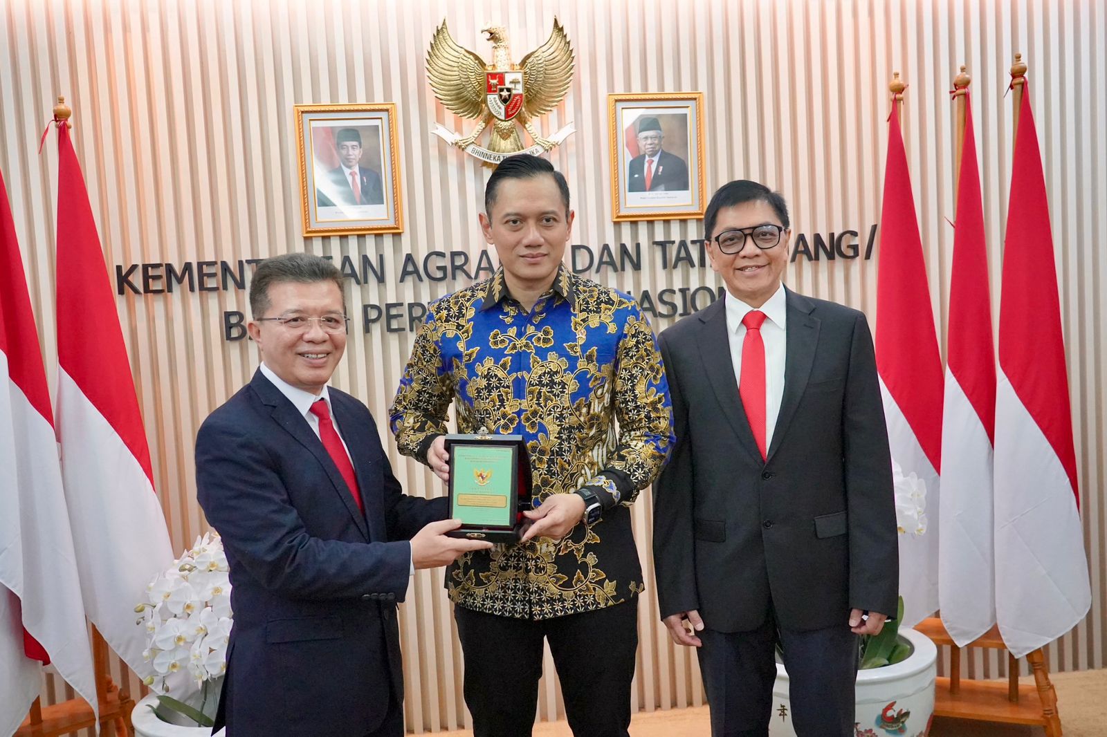 MEMBANGGAKAN: Menteri AHY ketika menerima penghargaan di Kantor Kementerian ATR/BPN, Jakarta, Rabu (10/7).