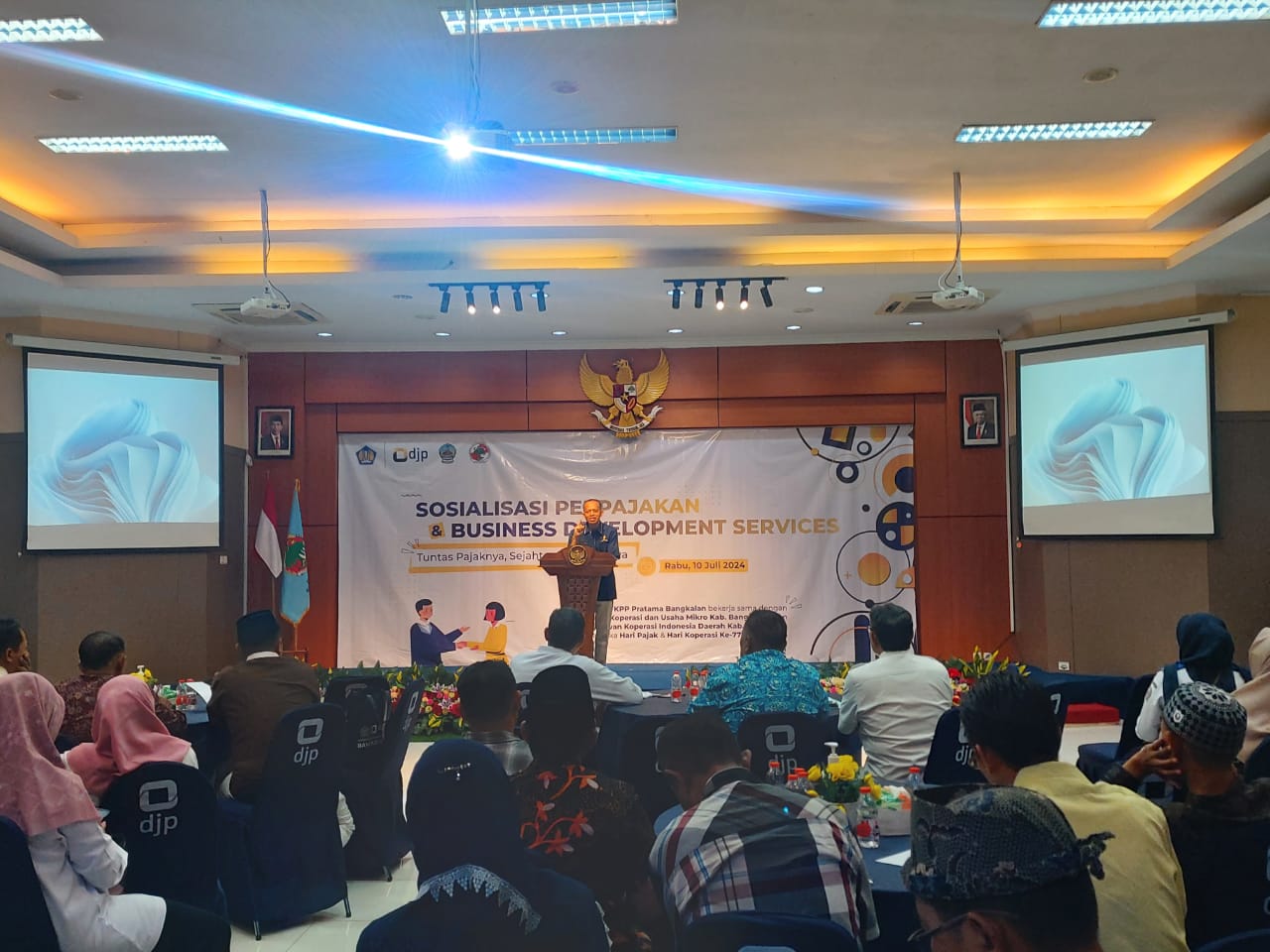 SERIUS: Kepala KPP Pratama Bangkalan&nbsp;Amirudin Jauhari menyampaikan sambutan dalam Sosialiasi Perpajakan dan BDS, Rabu (10/7).