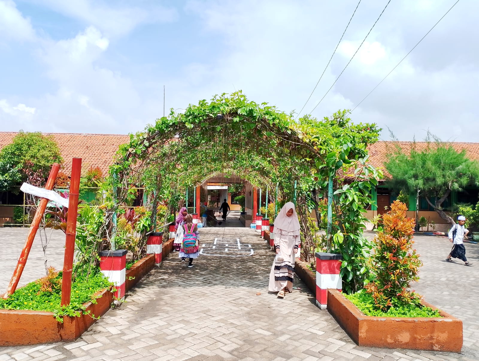 PULANG SEKOLAH: Siswa SDN Gunong Sekar 2, Sampang, berjalan di halaman sekolah setelah mengikuti kegiatan belajar mengajar, Jumat (8/3). (UBAIDILLAHIR RA&rsquo;IE/JPRM)
