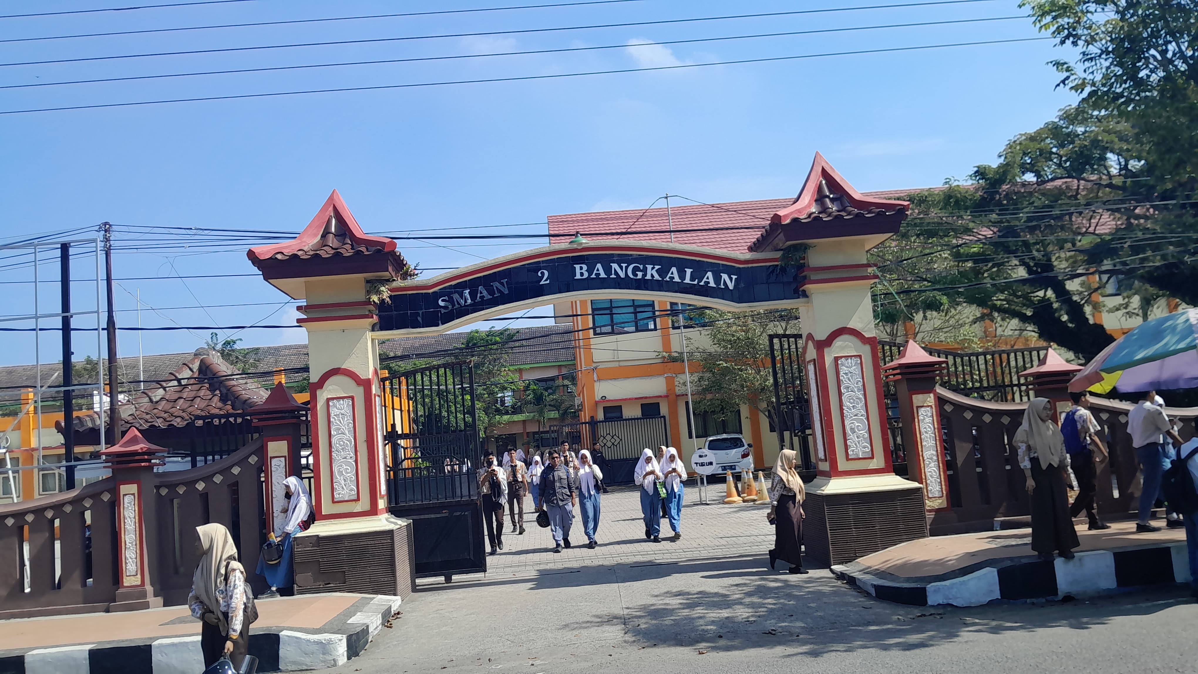 PENDIDIKAN: Siswa SMAN 2 Bangkalan pulang setelah mengikuti kegiatan belajar mengajar, Kamis (30/5). (KHOLIL RAMLI/JPRM)
