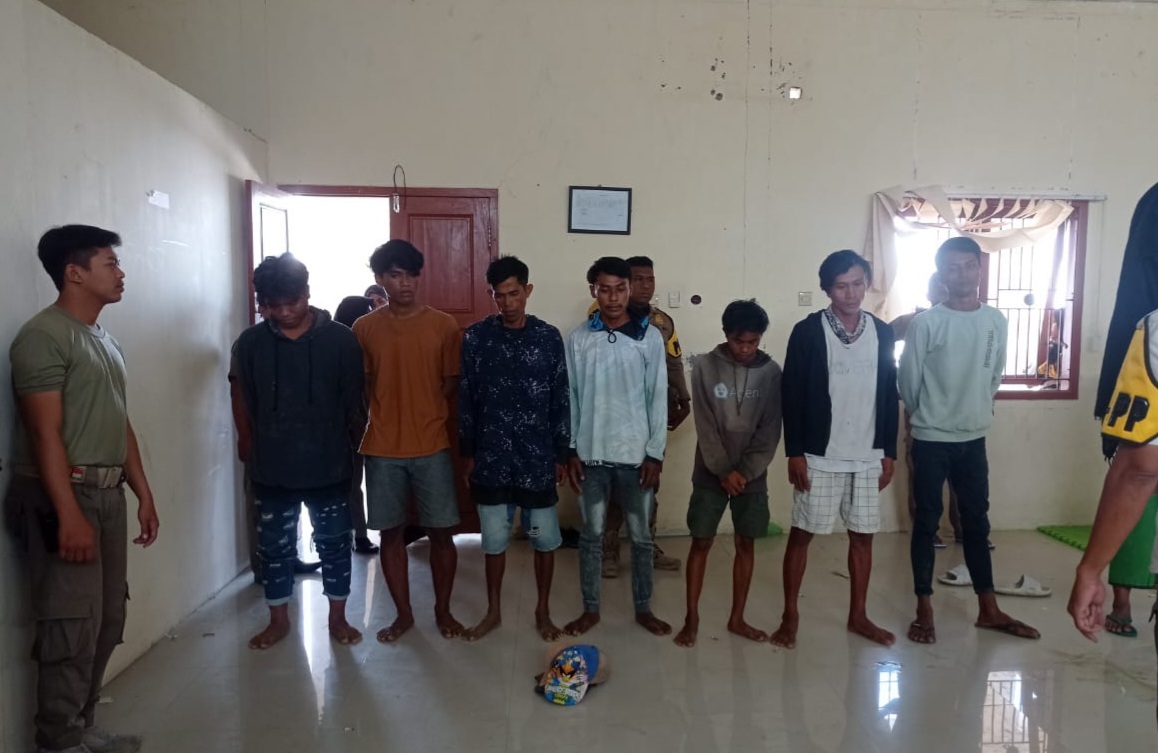 MEMPRIHATINKAN: Sejumlah anjal ketika diamankan di kantor Satpol PP Sampang Rabu (10/7).