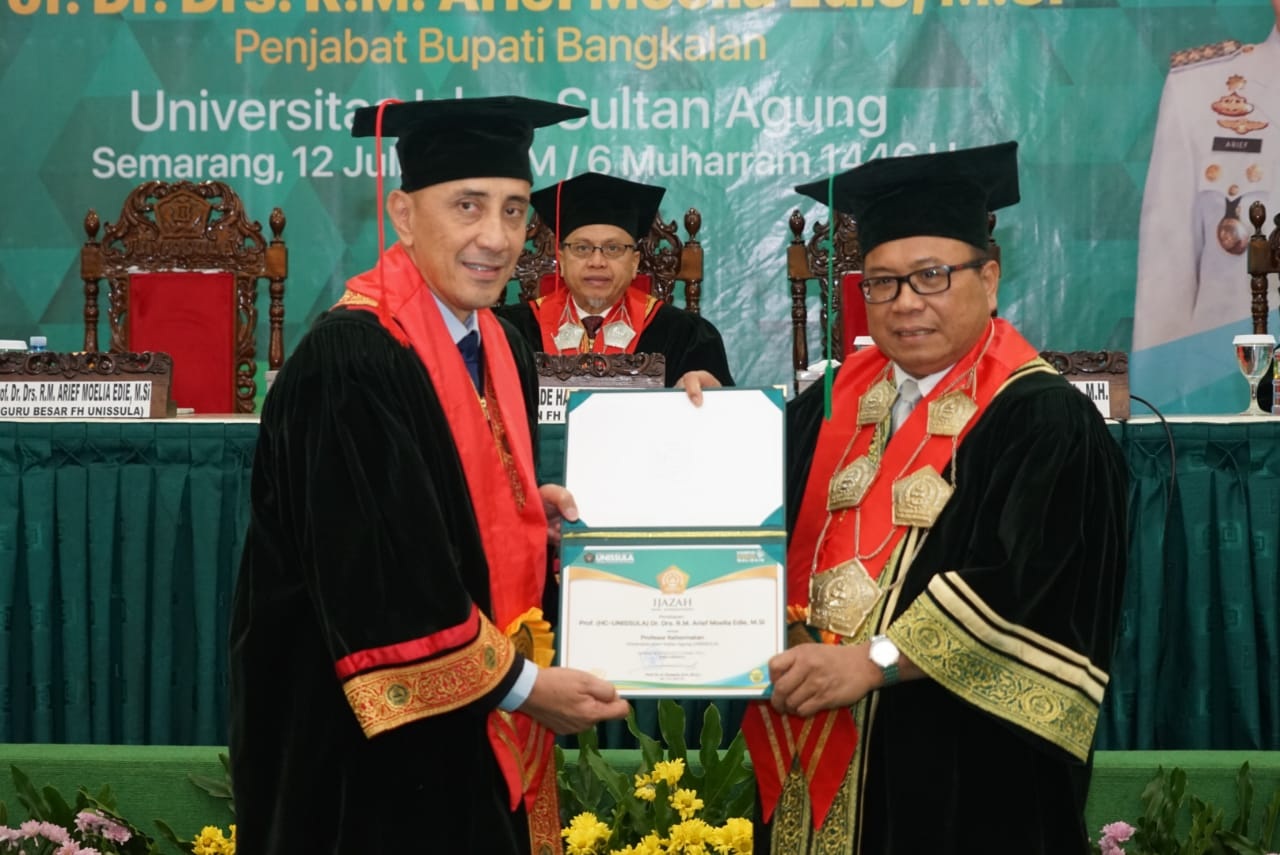 SAKRAL: Pj Bupati Bangkalan Arief M. Edie (kiri) dan Rektor Unissula Bedjo Santoso menunjukkan ijazah saat pengukuhan&nbsp;profesor kehormatan di Semarang kemarin. (PROKOPIM UNTUK JPRM)