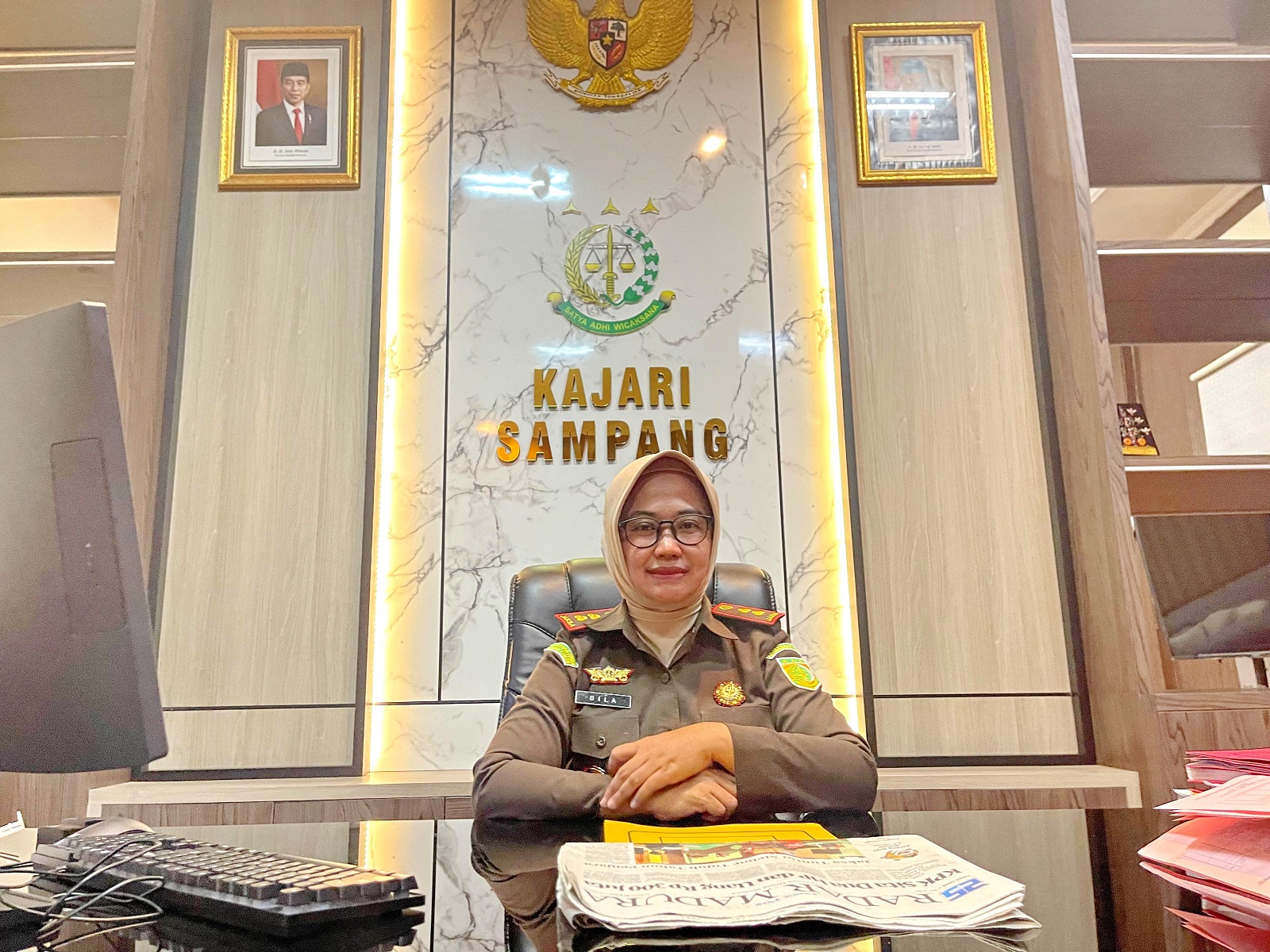 TEGAS: Kajari Sampang Fadilah Helmi bertugas di ruang kerjanya, Kamis (11/7).