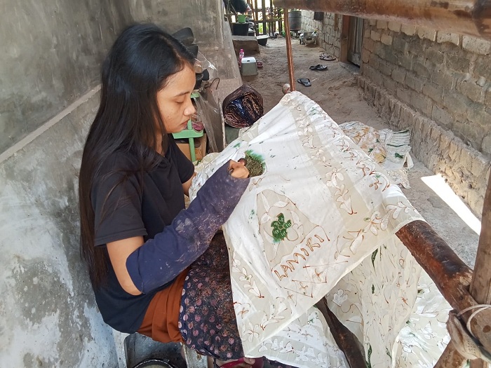 FOKUS: Seorang karyawan mengerjakan produksi batik di rumah Yusriah di Jalan Raya Tanjungbumi, Kecamatan Tanjungbumi, Bangkalan, Sabtu (29/6). (AHZAMZAM ERENDY/JPRM)