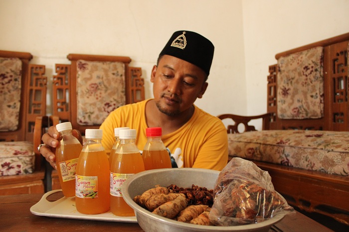 MINUMAN HERBAL: Mohammad Yasir memperlihatkan bahan-bahan produksi minuman sinom Bhunga Pa&rsquo; Ecenk di Desa Martajasah, Bangkalan, Sabtu (29/6). (VIVIN AGUSTIN HARTONO/JPRM)