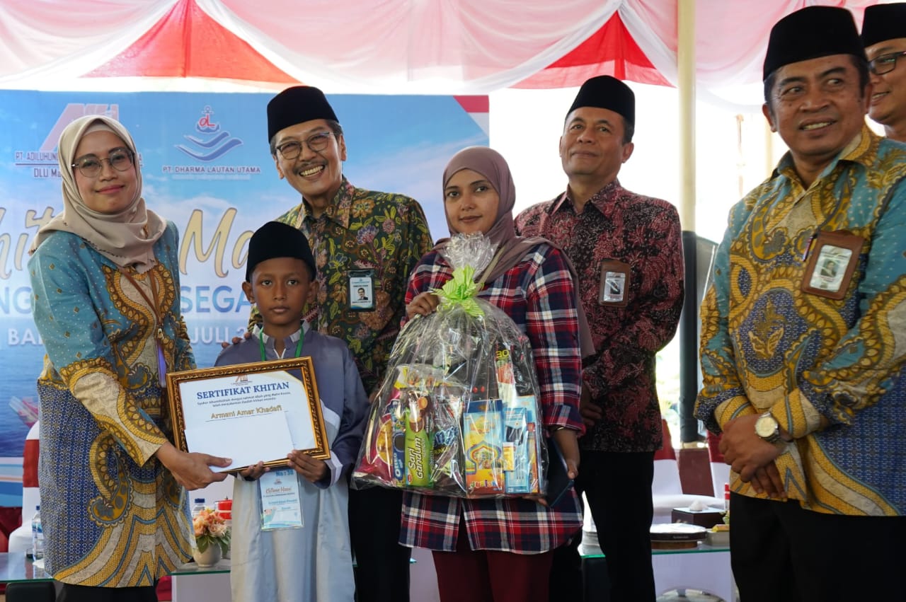 PEDULI: Direktur Utama PT ASSI Anita Puji Utami saat menyerahkan bingkisan kepada salah satu peserta khitanan massal.