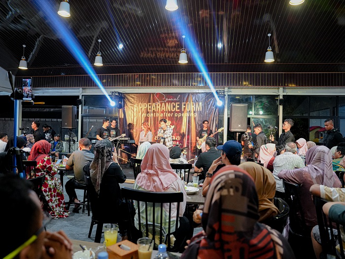 MERIAH: Pengunjung Arinna Cafe & Resto di Jalan Dr Cipto, Desa Kolor, Kecamatan Kota Sumenep, menikmati penampilan Tri Suaka dan Nabila Maharani pada Jumat (12/7) malam. (JAZZ PICTURE UNTUK JPRM)