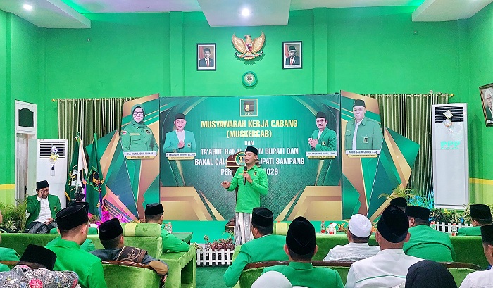 BUTUH TAMBAHAN DUKUNGAN: Ketua DPC PPP Sampang Abdullah Hidayat menyampaikan sambutan dalam muskercab di kantor DPC PPP Sampang, Kamis (30/5). (JUNAIDI PONDIYANTO/JPRM)