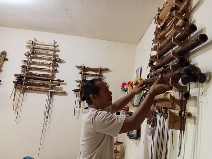Berbahan Dasar Dahan Pohon, Seruling Buatan Robi Dikirim hingga Luar Negeri