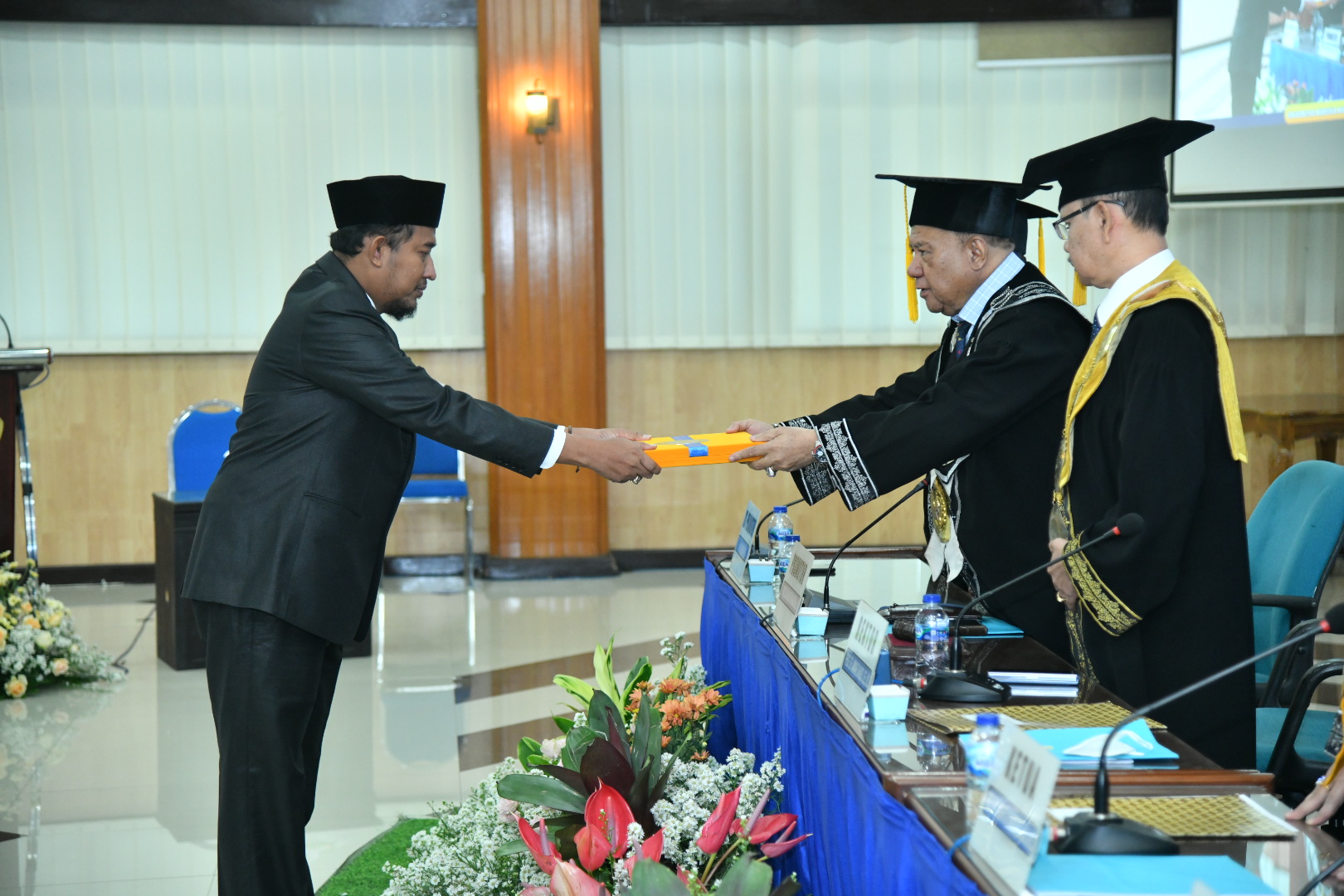 BERWIBAWA: Bupati Sumenep Achmad Fauzi Wongsojudo (kanan) seusai menjalani sidang promosi doktor di Universitas Merdeka Malang, Jumat (12/7). (PROKOPIM SUMENEP UNTUK JPRM)