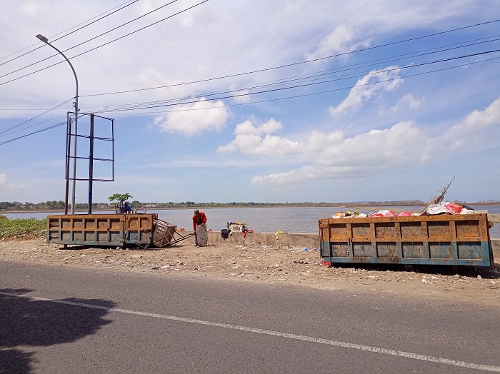 BEKERJA: Petugas memindah sampah ke kontainer di kawasan Talangan, Desa Pabian, Kecamatan Kota Sumenep. (MOH. LATIF/JPRM)
