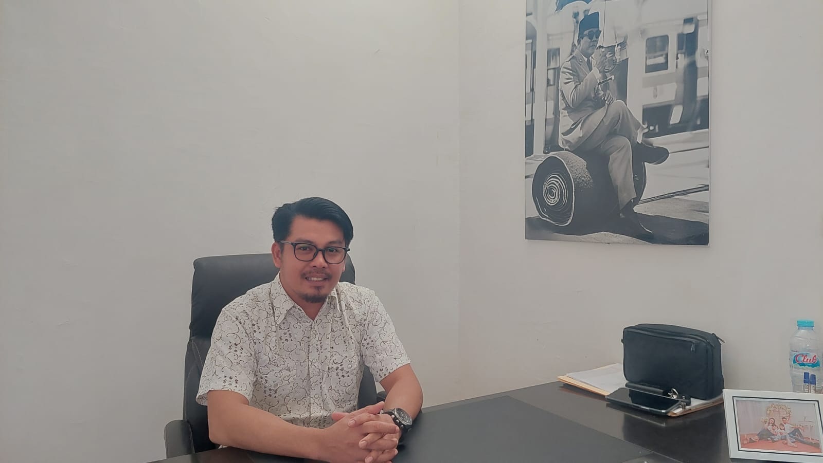 BERWIBAWA: Ketua KPU Bangkalan Elmi Abbas saat ditemui di ruang kerjanya, Senin (15/7). (ZEINAL ABIDIN/JPRM)