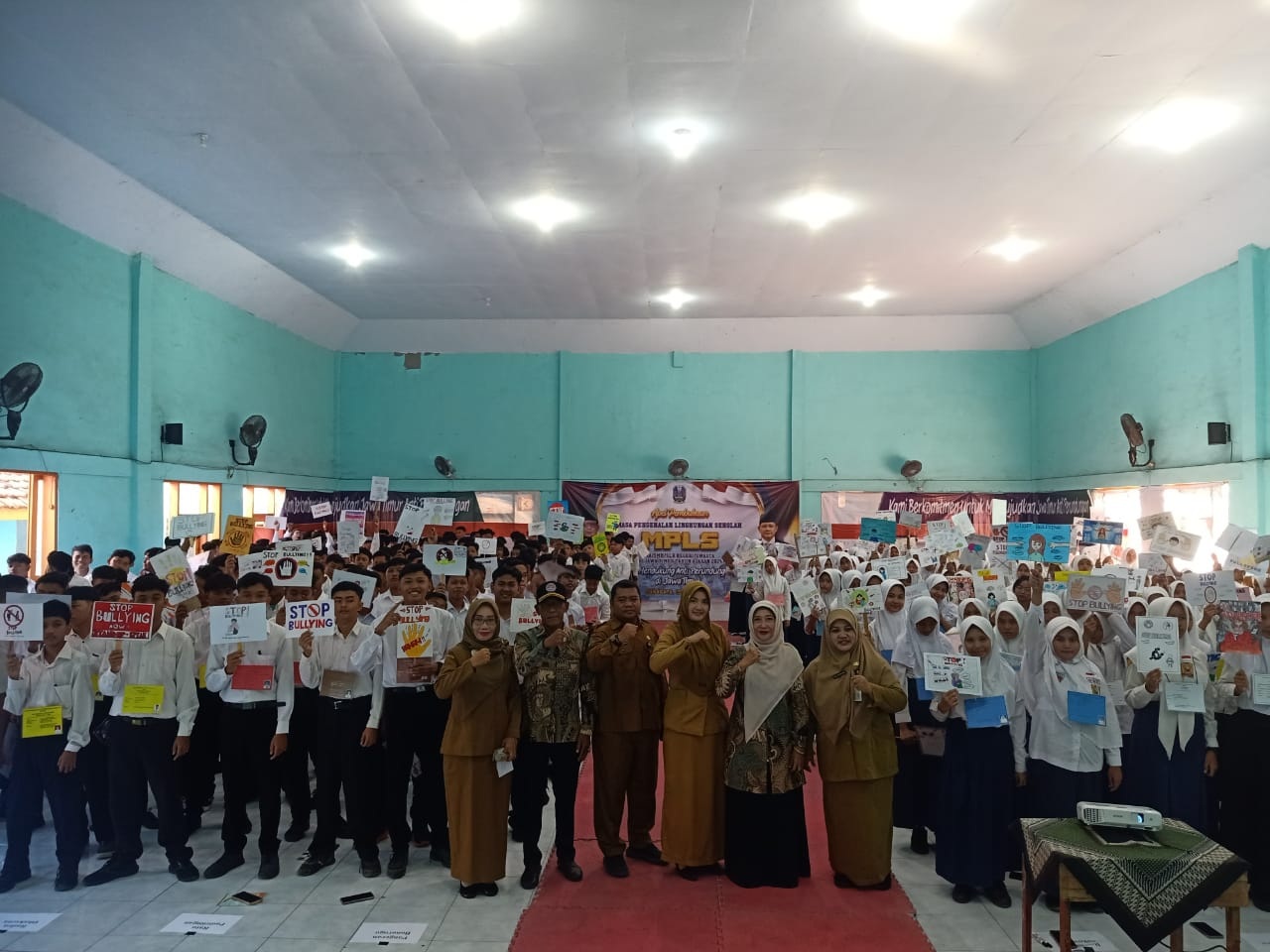 KOMPAK: Keluarga besar SMAN 2 Pamekasan berfoto bersama anak didik baru, Senin (15/7). (SMAN 2 PAMEKASAN UNTUK JRPM)