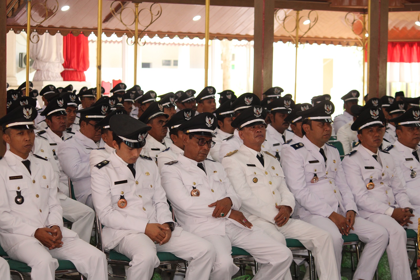 DEFINITIF: Ratusan Kades menjalani mengukuhan dan perpanjangan masa jabatan di Pendopo Agung Bangkalan, Senin (24/6).