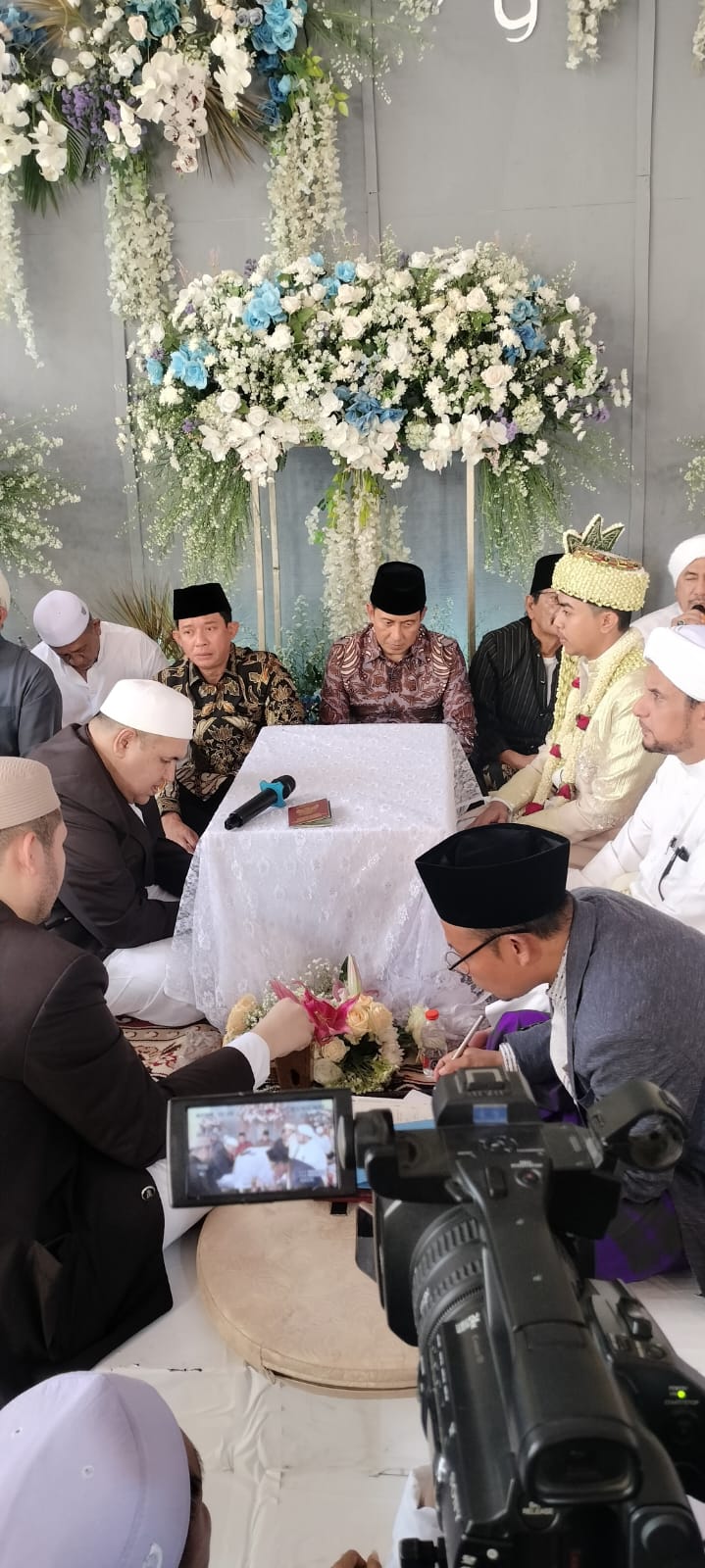 SAKRAL: Sayyid Gures Al Haddad menjalani proses ijab kabul di kediaman Habib Alwi, Kecamatan Ketapang, Sampang, Sabtu (13/7). (ABDUSSALAM UNTUK JPRM)