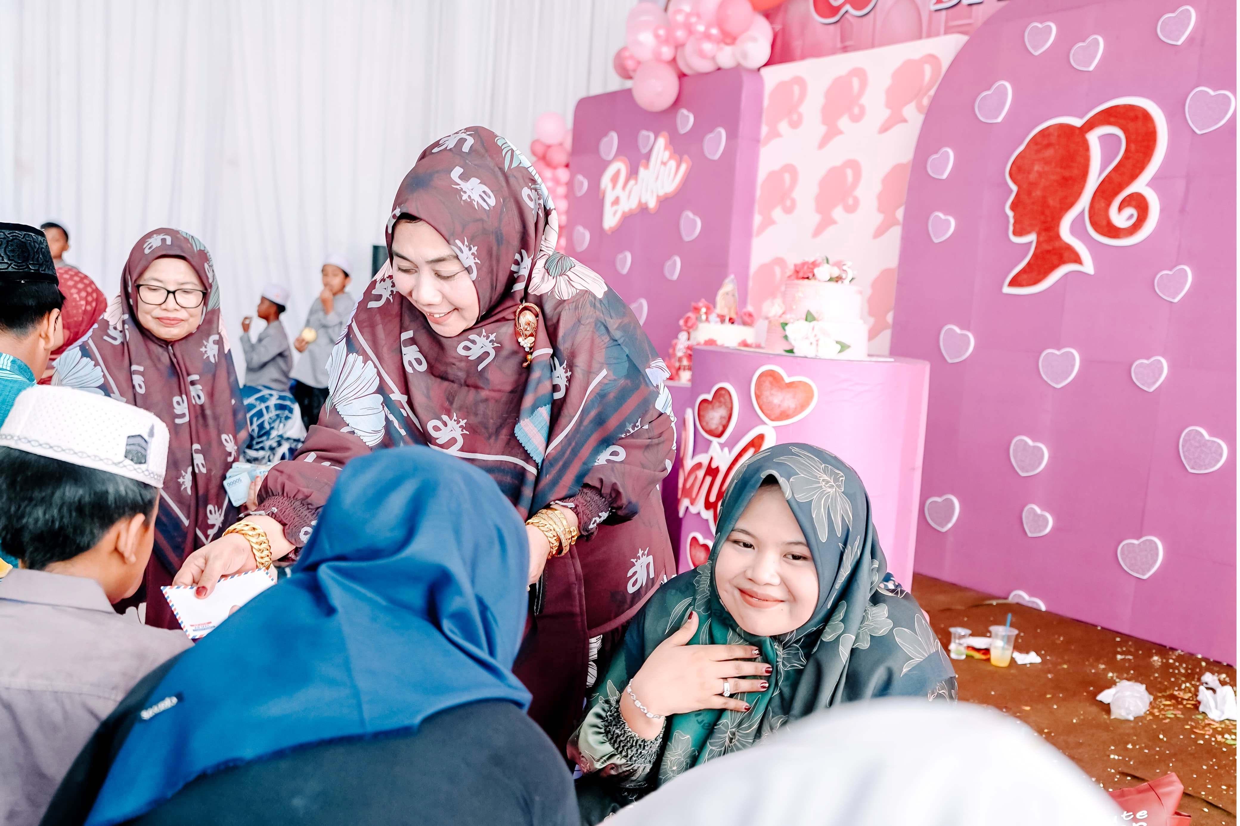 SUKSES: Owner Arinna Premium Hijab dan Arinna Cafe & Resto Arinah Hidayah menyapa anak yatim di acara tasyakuran ulang tahun ke-5 Afifah Putri Fadiyah di Desa Ganding Kecamatan Ganding, Rabu (17/7).