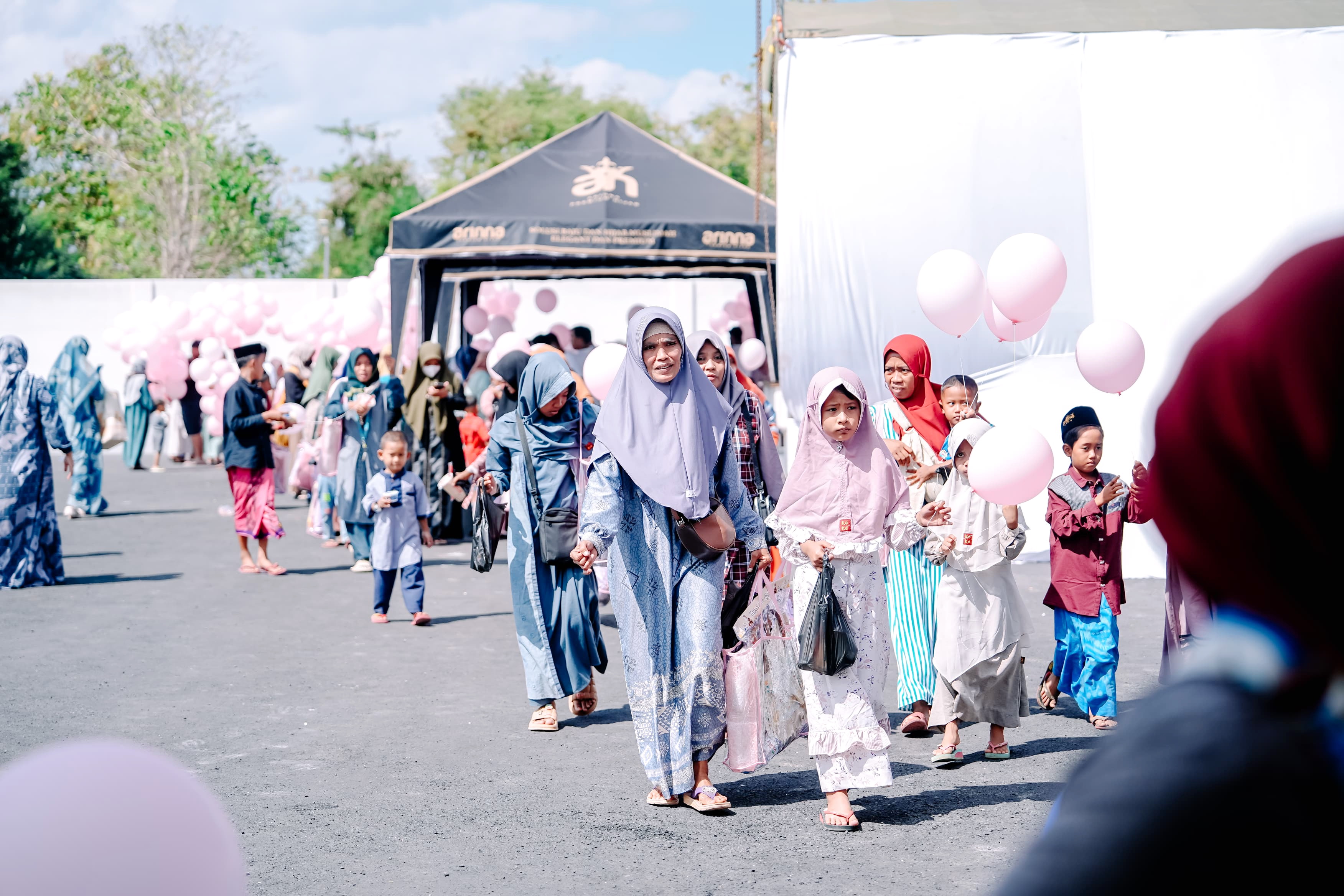 MERIAH: Tamu undangan datang ke acara tasyakuran ulang tahun ke-5 Afifah Putri Fadiyah, putri kedua Owner Arinna Premium Hijab dan Arinna Cafe & Resto di Desa Ganding, Kecamatan Ganding, Rabu (17/7).
