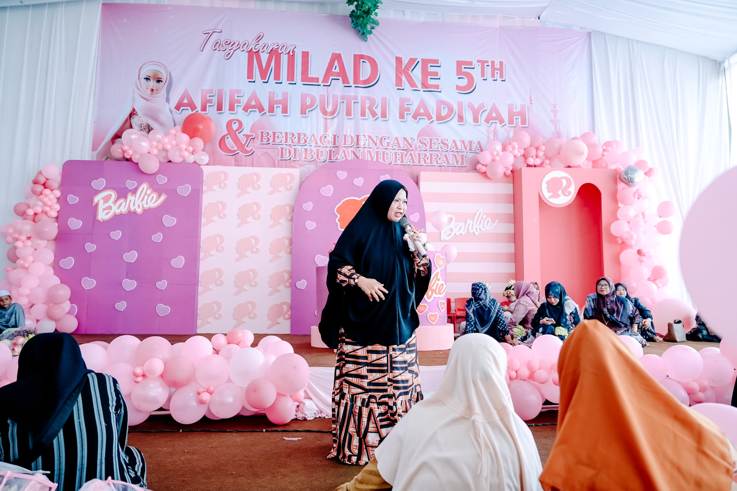 BERBAGI ILMU: Nyai Hj Wafiqoh Jamilah saat berceramah pada acara tasyakuran ulang tahun ke-5 Afifah Putri Fadiyah, putri kedua Owner Arinna Premium Hijab dan Arinna Cafe & Resto.
