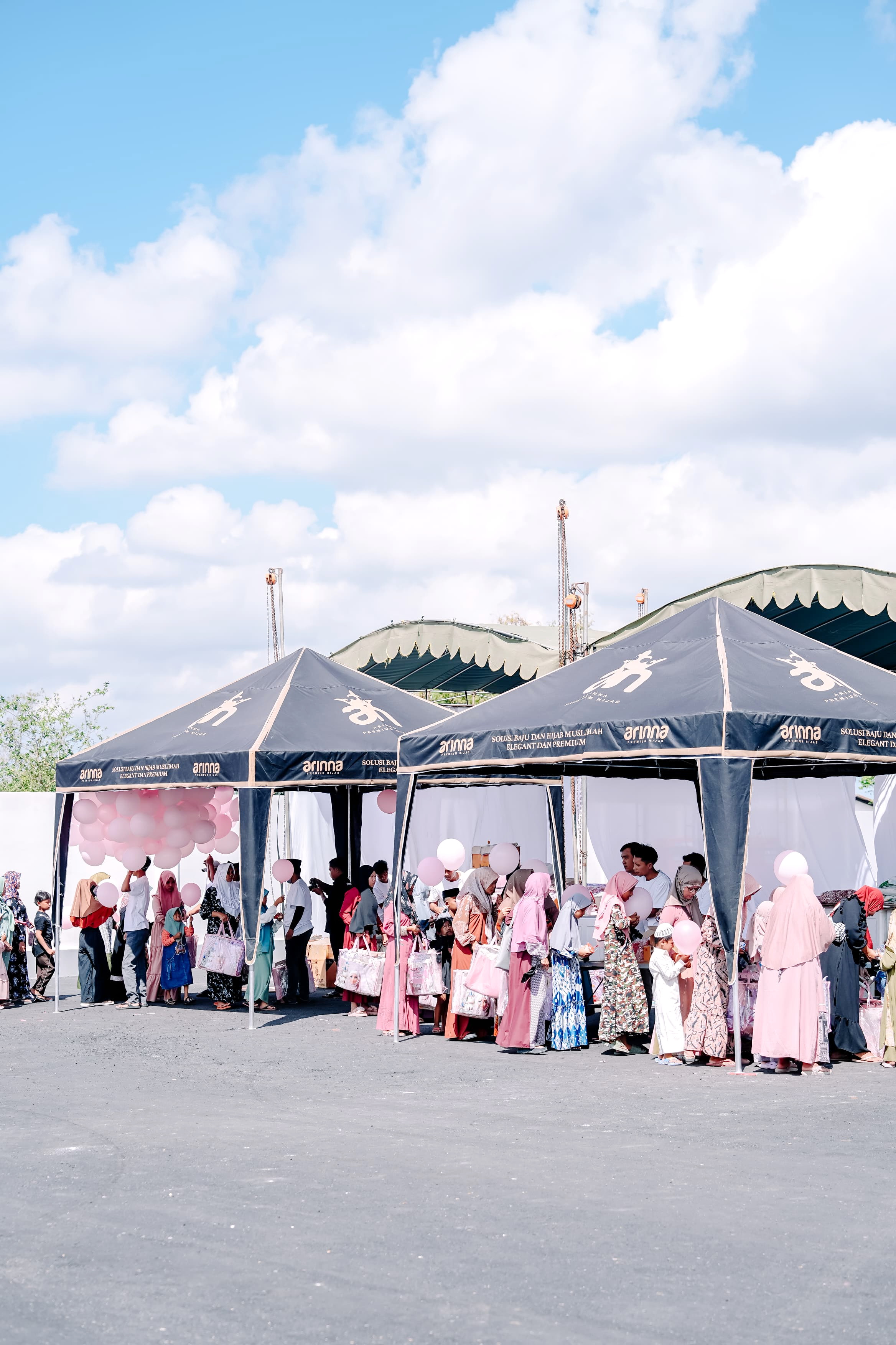 GRATIS: Pedagang melayani tamu undangan yang hadir dalam acara tasyakuran ulang tahun ke-5 Afifah Putri Fadiyah, putri kedua owner Arinna Premium Hijab dan Arinna Cafe & Resto.