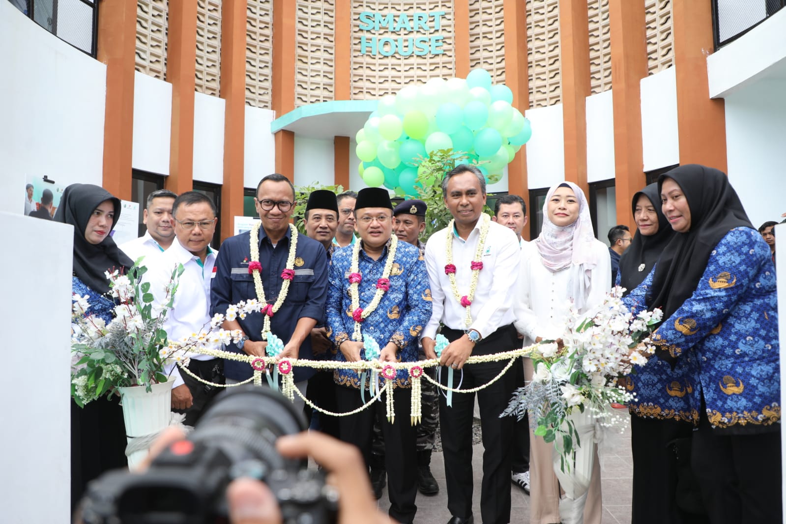 GUNTING PITA: Presiden Direktur Petronas Carigali Indonesia, Yuzaini Muhammad Yusof bersama PJ Bupati Sampang, perwakilan SKK Migas Jabanusa saat peresmian Rumah Pintar, Rabu (17/7).