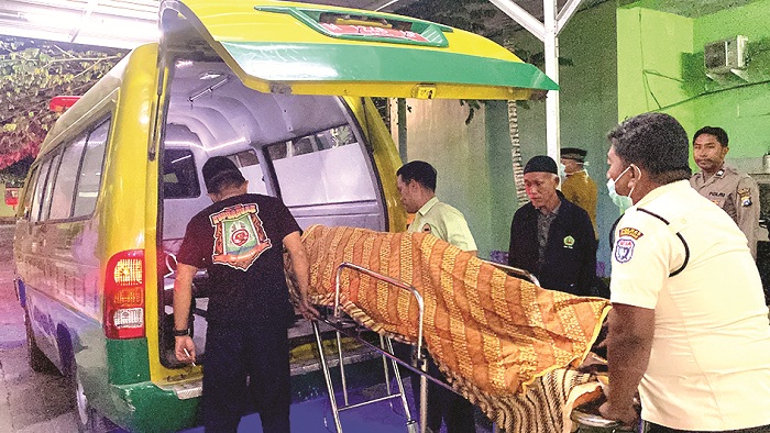 BERDUKA: Jenazah Rahem dimasukkan ke di RSUD Smart Pamekasan, Rabu (17/7) malam. (MOH. IQBAL AFGANI/JPRM)