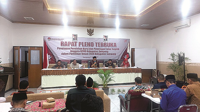 BERPELUANG BERUBAH: Komisioner KPU Sampang periode 2019&ndash;2024 menggelar rapat pleno penetapan caleg DPRD Sampang terpilih di kantornya Kamis (2/5). (JUNAIDI PONDIYANTO/JPRM)