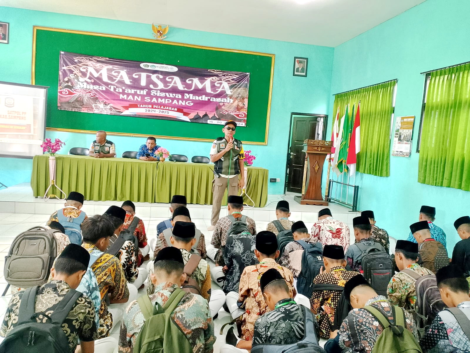 BERI PEMAHAMAN: Kabid Trantibum Satpol PP Sampang Suaidi Asikin menyampaikan materi tentang kenakalan remaja di hadapan siswa MAN Sampang Kamis (18/7).