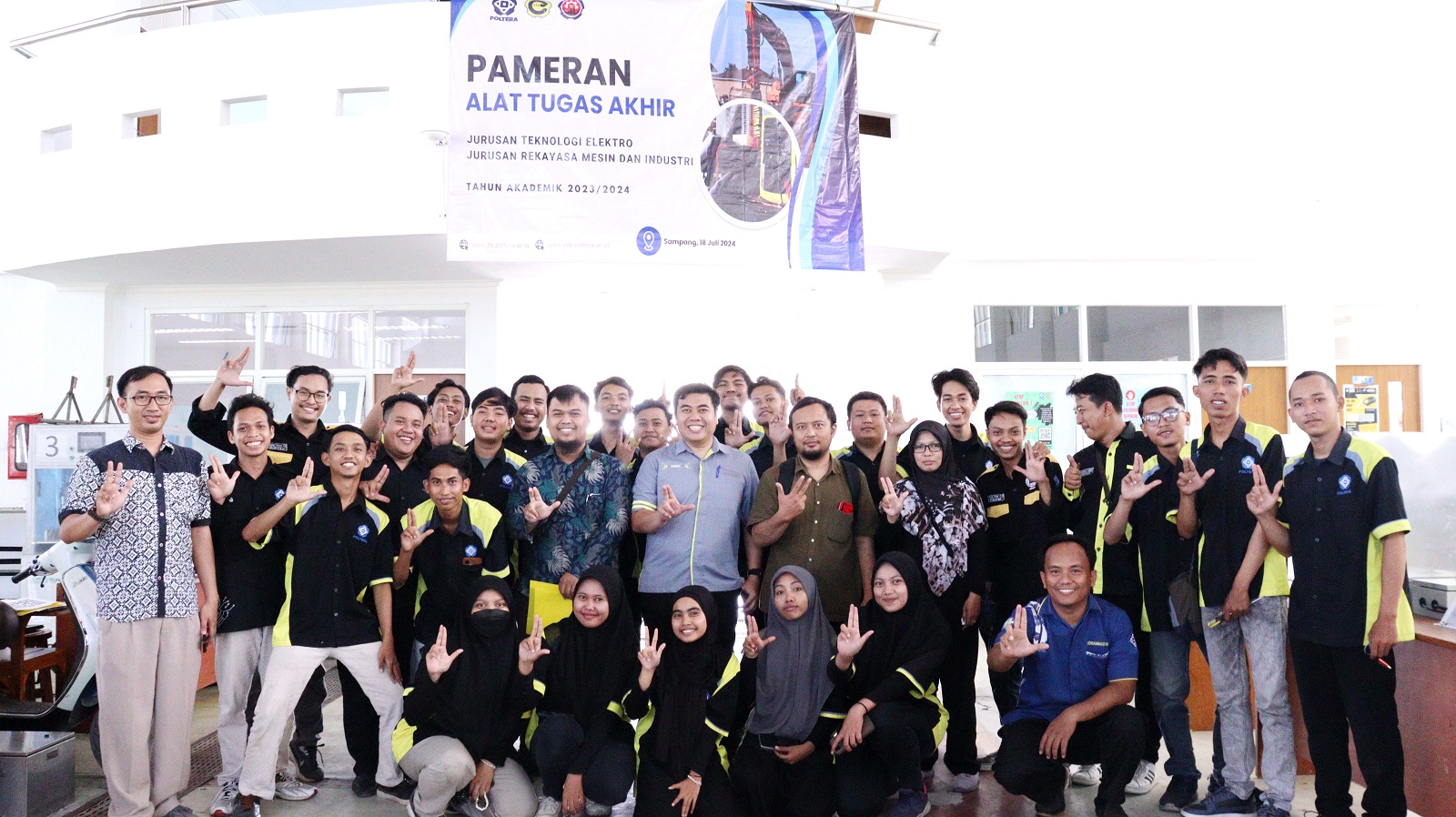AKRAB: Ketua Jurusan Teknologi Elektro Poltera Abdillah Fashiha Ilman (kemeja abu-abu) berfoto bersama mahasiswa dalam acara pameran alat di Poltera Kamis (18/7).