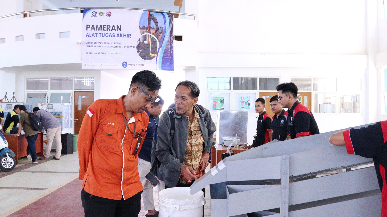 EDUKATIF: Ketua Jurusan Rekayasa Mesin Poltera Mohammad Anas Fikri (baju oranye) melihat produk mahasiswa dalam acara pameran alat di Poltera Kamis (18/7).