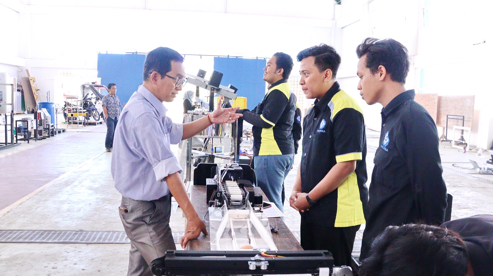 BERDISKUSI: Humas Poltera Muhammad Nur (kiri) mengunjungi stan pameran di Gedung A Poltera Kamis (18/7).