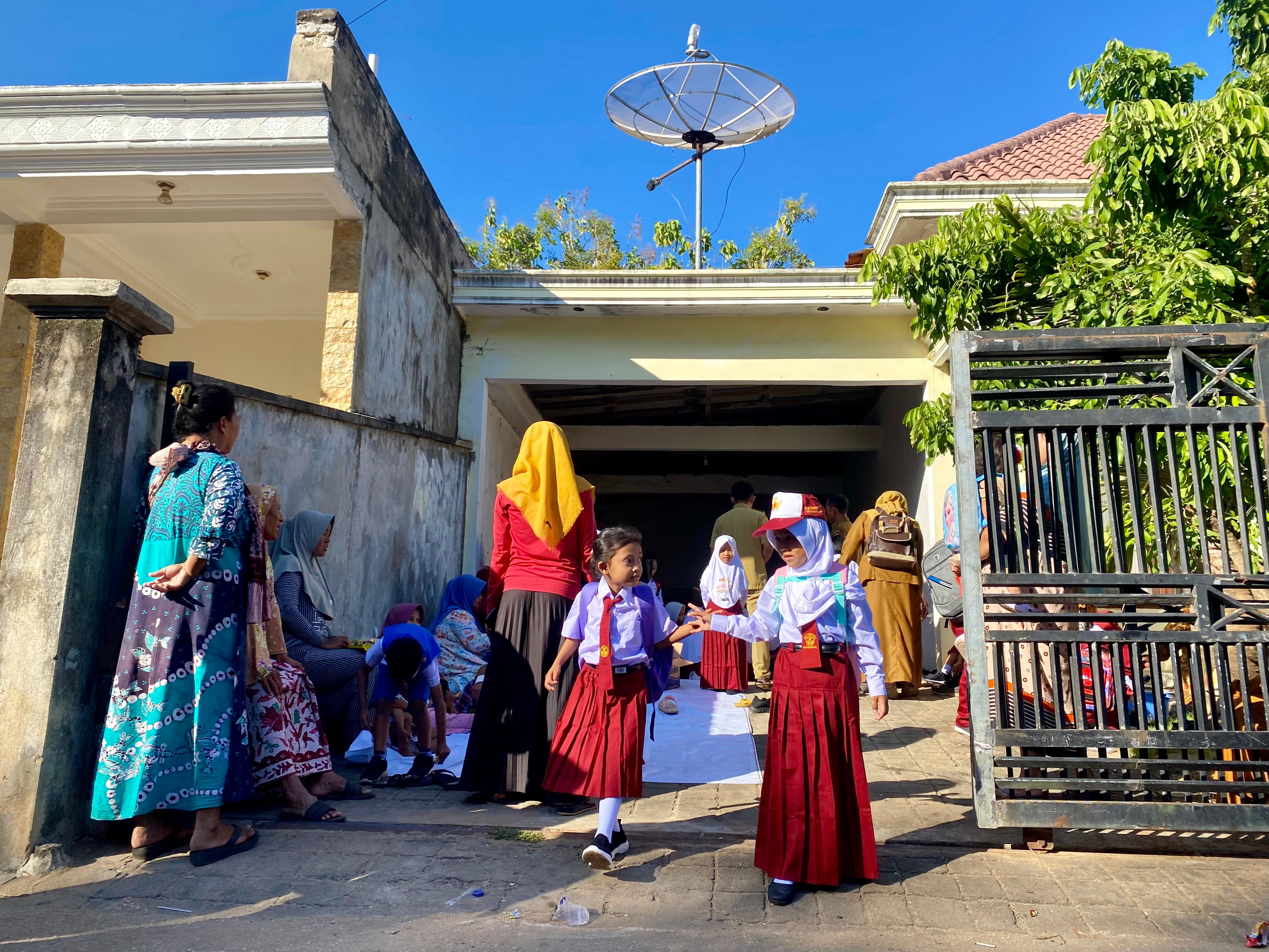 BUTUH SOLUSI: Siswa SDN Tamberu 2 Pamekasan berada di halaman rumah warga, Senin (15/7). (MOH. IQBAL AFGANI/JPRM)